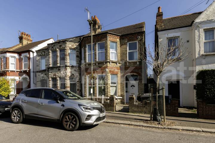 			Studio Apartment, 1 bath, 1 reception Apartment			 Ash Grove , Cricklewood (Inclusive of Council tax, Gas+ Water)